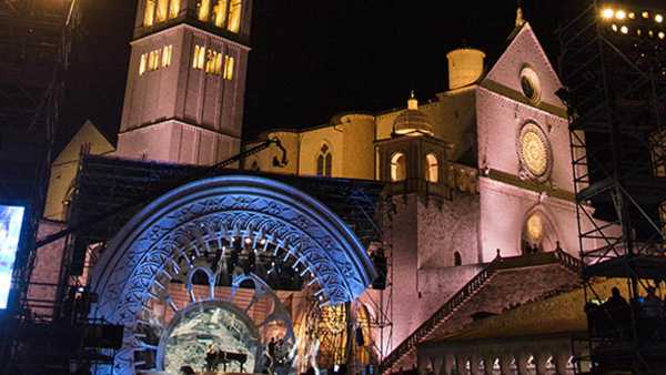 Stasera in TV: ""Con il Cuore nel nome di Francesco" su Rai Radio1 e Rai1". Dalla Piazza della Basilica superiore di San Francesco d'Assisi