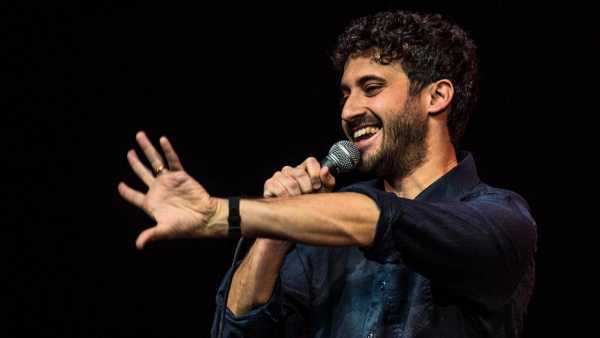 Stasera in TV: " "Diamoci un tono" su Rai3". La comicità irriverente di Edoardo Ferrario