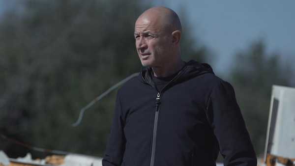 Stasera in TV: ""Che ci faccio qui" su Rai3". Con Domenico Iannacone "Da casa tua a casa mia"