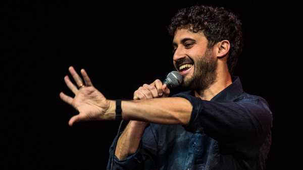 Stasera in TV: ""Diamoci un tono" su Rai3 con Edoardo Ferrario". Uno spettacolo graffiante, irriverente e pungente