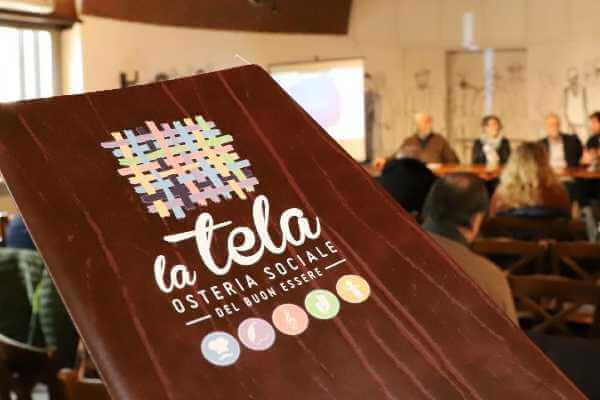La Tela di Rescaldina (MI) riparte dalla lotta per la legalità e dà voce alle sue sale. Il locale sottratto alla criminalità organizzata e trasformato in osteria sociale del buon essere organizza una serie di appuntamenti dedicati a “non dimenticare”. Lo fa guardando alle vittime di mafia cui sono intitolate le sale oggi attrezzate ad incontri, ristorante e appuntamenti conviviali e culturali, attraverso delle interviste che, a partire da giovedì 11 giugno, saranno trasmesse sulla pagina facebook. «Non è semplicemente un viaggio nella memoria, ma un approfondimento di conoscenza perché la mafia si combatte conoscendo le persone che hanno perso la vita combattendola», afferma il presidente de La Tela, Paolo Testa. «I nomi che si possono leggere all’ingresso delle tre sale sono stati scelti con la precisa volontà di rendere omaggio al loro sacrificio, affinché la loro testimonianza potesse continuare a vivere negli spazi che sono stati sottratti alla criminalità organizzata. Si tratta di Barbara Rizzo, Giuseppe e Salvatore Asta; di Pietro Sanua e di Angelo Vassallo. Siamo andati a cercare i loro famigliari e le persone a loro vicine per poter raccontare la loro storia, ma soprattutto la loro testimonianza». Il primo appuntamento, in programma giovedì 11 giugno alle 18.30, vede protagonista Margherita Asta. Il giornalista Gigi Marinoni intervista la figlia di Barbara Rizzo e sorella di Giuseppe e Salvatore, tutte vittime innocenti in quella che fu definita la strage di Pizzolungo. Il 2 aprile del 1985 Barbara Rizzo Asta stava accompagnando i suoi due figli di 6 anni, Giuseppe e Salvatore, a scuola. Durante il tragitto, l'utilitaria guidata dalla mamma incrociò la macchina del sostituto procuratore di Trapani Carlo Palermo, che si era trasferito nel febbraio di quell’anno dalla Procura di Trento per continuare ad indagare su mafia, massoneria e politica. Carlo Palermo si trovava nella città siciliana da 50 giorni e aveva già ricevuto diverse minacce. Erano da poco passate le 8.03 quando le macchine del magistrato e della sua scorta incrociarono l’auto guidata dalla donna. Un attimo, un click ed esplose un'autobomba posizionata sul ciglio della strada che da Pizzolungo conduce a Trapani. L'utilitaria fece da scudo all'auto del sostituto procuratore che rimase solo ferito. Nell'esplosione morirono invece dilaniati la donna e i due bambini. Mercoledì 17 giugno, sempre alle 18.30, Gigi Marinoni intervista Lorenzo Sanua, che perse il padre Pietro nel 1995, ucciso in un agguato mafioso a Corsico. Pietro Sanua era conosciuto per essere il sindacalista dei fioristi, dirigente dell’associazione nazionale venditori ambulanti. All’alba del 5 febbraio 1995, mentre stava andando a lavorare a bordo del suo furgone insieme al figlio, fu colpito da un proiettile e morì, senza che nessuno vedesse il killer. Originario della provincia di Potenza, aveva 47 anni. Da sempre impegnato sul fronte della legalità, denunciò il giro di tangenti e il racket dei fiori intorno all'Ortomercato di Milano e si fece promotore di una battaglia contro l’abusivismo; un impegno che gli costò la vita. Per seguire gli incontri collegarsi al link: https://www.facebook.com/osterialatela/videos/626684454587471/ La Tela è un bene sequestrato alla criminalità organizzata, affidato al Comune di Rescaldina e gestito in ATI dalle cooperative La Tela e Meta insieme con altre associazioni del territorio. È ristorante e centro di aggregazione e di promozione sociale e culturale. Info: Osteria sociale del buon essere “La Tela” Strada Saronnese, 31 Rescaldina (MI) Tel: 0331.297604 www.osterialatela.it Facebook: https://www.facebook.com/osterialatela/