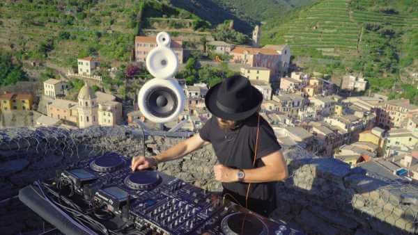 Oggi all’ARENA DI VERONA, BENNY BENASSI e DARDUST con AGRON HOTI, insieme in una performance senza precedenti che unisce musica e action painting