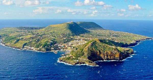 Stasera in TV: "Di là dal fiume e tra gli alberi". Su Rai5 (canale 23) l'isola di Ustica