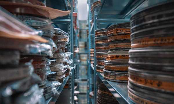 Cineteca del Veneto sarà ospite della Notte degli Archivi (5 giugno 2020 dalle 18.00) e di Archivissima 2020 (5- 8 giugno) con una specialissima selezione dai Cinegiornali in Archivio totalmente dedicata alle Donne e alla loro immagine nei media di divulgazione di massa. Il 5 giugno, infatti, si svolgerà la quinta edizione de La Notte degli Archivi e per la prima volta l’iniziativa assume una dimensione nazionale coinvolgendo archivi di tutta Italia. La Notte degli Archivi, patrocinata dall’ANAI - Associazione Nazionale Archivistica Italiana, rientra nel programma del festival Archivissima. L’edizione 2020 è dedicata alle Donne protagoniste di storie di cambiamento e trasformazione. Giugno è il mese che ricorda la nascita della Repubblica, ma anche del voto alle donne in Italia: il referendum del 2 e 3 Giugno 1946 costituisce la prima occasione di consultazione politica nazionale in cui hanno potuto votare le nostre donne. Tuttavia questa data segna solo l’inizio di un cammino infaticabile che porterà ad una sempre più consapevole affermazione della donna nella società. Partendo da queste considerazioni, Cineteca del Veneto ha scelto per la Notte degli Archivi e per Archivissima di selezionare alcune notizie estratte da Cinegiornali degli anni ’60. Attraverso l’analisi del linguaggio di questi documenti preziosi si comprende come l’emancipazione femminile sia stata e sia tutt’ora un percorso lunghissimo: ancora nei primi anni ’60, a quasi vent’anni da quel fatidico 2 giugno, infatti, la figura della donna è ancora descritta quasi esclusivamente per la sua bellezza, per la sua esteriorità, il cui ruolo è strettamente legato all’ambiente domestico. Ricordiamo che Archivissima, il Festival degli Archivi, avrà luogo dal 5 all’8 giugno 2020 a Torino: quattro giorni per scoprire, raccontare, approfondire i patrimoni culturali, le collezioni, la storia degli Archivi. Il Festival 2020, ideato e sostenuto da Promemoria, è organizzato dall’Associazione culturale Archivissima in collaborazione con il Polo del ‘900, sarà arricchito dalla programmazione di Archivissima EXTRA. Moltissimi dei contenuti di Cineteca del Veneto, vale la pena segnalarlo, una volta restaurati sono disponibili gratuitamente al grande pubblico su TecaTV: webtv e canale on demand che raccoglie, oltre ai documenti della Cineteca anche Film, Documentari e Corsi Online.