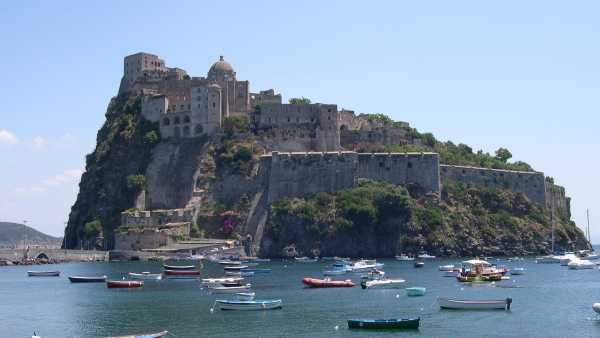 Oggi in TV: "Ischia protagonista della "Bellissima Italia" di Rai2". L'isola verde tra mare, architettura e terme