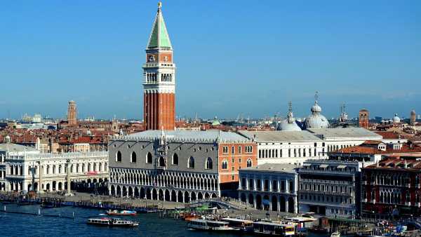 Stasera in TV: ""The Art Show" di Rai5 (canale 23)". Da Venezia all'India