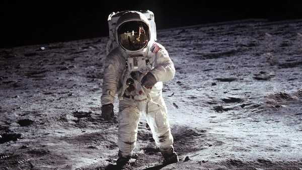 Stasera in TV: "Destination Moon".  Su Rai Storia (canale 54) lo sbarco sulla luna 