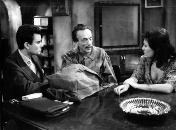 Oggi in TV: "Il teatro di Eduardo De Filippo Su Rai5 (canale 23)". "L'abito nuovo"