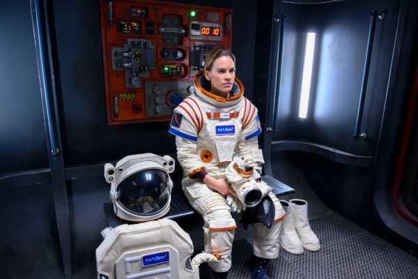 AWAY: la serie con Hilary Swank dal 4 settembre su Netflix AWAY: la serie con Hilary Swank dal 4 settembre su Netflix