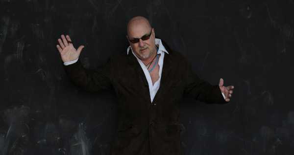 È disponibile in digitale "SOUL CAFE'", il nuovo brano del cantautore napoletano CARLO MEY FAMULARO, interprete maschile della sigla della famosa soap opera italiana "UN POSTO AL SOLE"