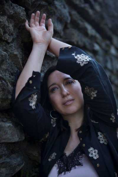 Disponibile in radio e in digitale "VERSO ORIENTE", il nuovo singolo della cantautrice toscana CECILIA QUADRENNI. Ecco il videoclip ufficiale.