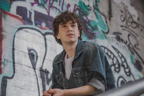 Il cantautore torinese NENO, all'anagrafe STEFANO FARINETTI e concorrente di Amici 19, è tra gli 8 FINALISTI DEL FESTIVAL DI CASTROCARO 2020