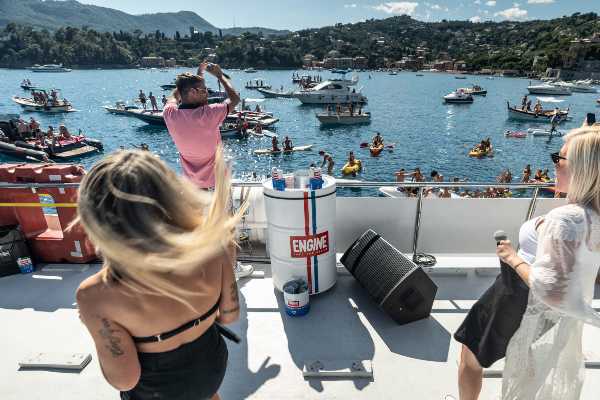 Il Pagante realizza il primo "boat in" della musica italiana con una performance nella Baia di Rapallo