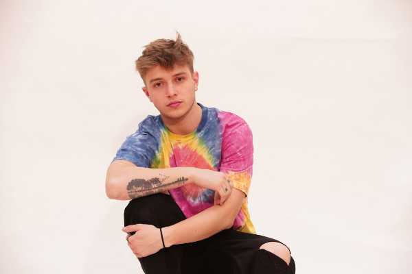 JACOPO: il giovane cantante savonese uscito da Amici 19 è tra gli 8 finalisti del FESTIVAL DI CASTROCARO. È disponibile in digitale il suo album d'esordio "COLORI"