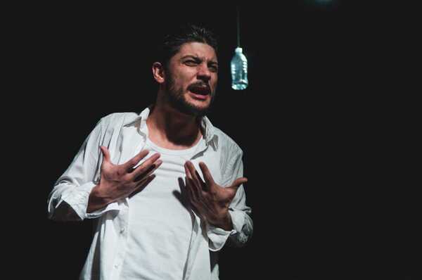Debutta a Lecce SETE di Walter Prete, con Giorgio Sales. Regia di Lorenzo Parrotto