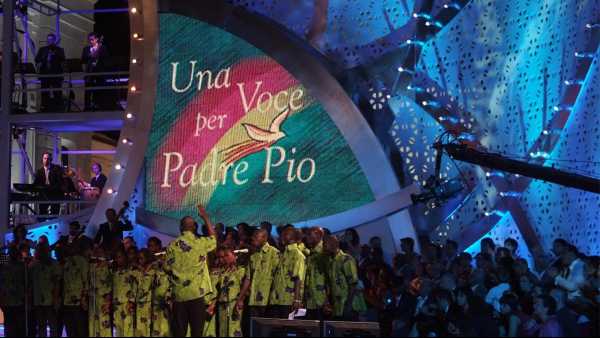 Oggi in TV: Una Voce per Padre Pio domenica pomeriggio su Rai1 - Alla conduzione Flavio Insinna con Nino Frassica e Nathalie Guetta