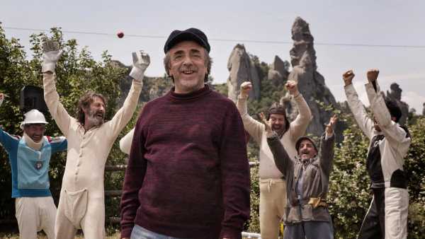 Stasera in TV: Su Rai1 "Un paese quasi perfetto" - Una commedia con Fabio Volo, Miriam Leone, Silvio Orlando, Carlo Buccirosso