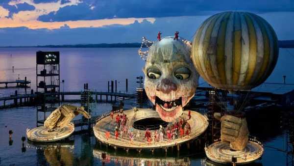 Stasera in TV: Il Rigoletto dal Festival di Bregenz Su Rai5 (canale 23) - uno scenario spettacolare