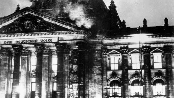 Oggi in TV: A "Passato e Presente" l'incendio del Reichstag - Su Rai3 con Paolo Mieli ed Ernersto Galli della Loggia