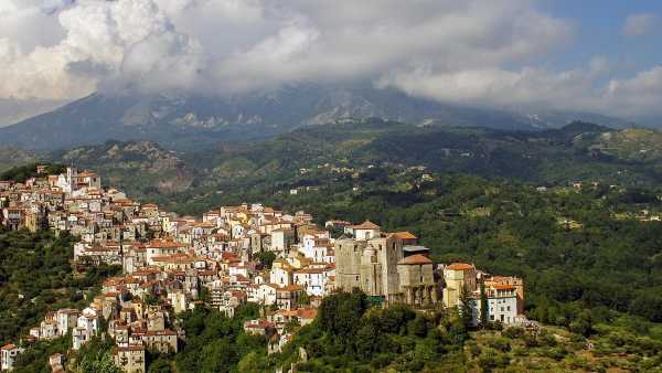 Oggi in TV: "Linea Verde Tour" su Rai1 - racconta la Lucania Con Federico Quaranta, Giulia Capocchi e Peppone tra borghi, parchi e storia del territorio