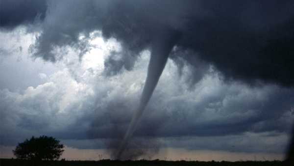 Stasera in TV: I "Sopravvissuti" di Oklahoma - Su Rai Storia (canale 54) il tornado del 1999