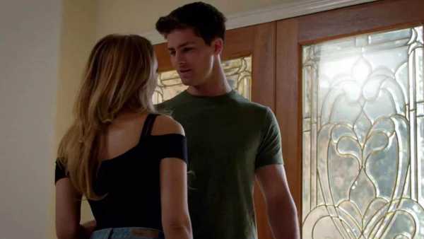 Stasera in TV: "Mai fidarsi del mio vicino" in prima tv su Rai2 - Un thriller ad alta tensione con Vivica A. Fox e Travis Burns