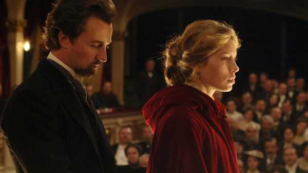 Stasera in TV: Il thriller "The Illusionist - L'illusionista" su Rai4 (canale 21) - E, a seguire, il doc in prima visione "Murder Maps: Bluebeard - Henri Landru"
