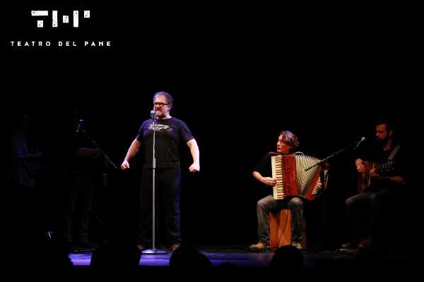 "EROI" - Andrea Pennacchi, accompagnato dalle musiche di Giorgio Gobbo e Sergio Marchesini, porta in scena una personale narrazione dell’Iliade