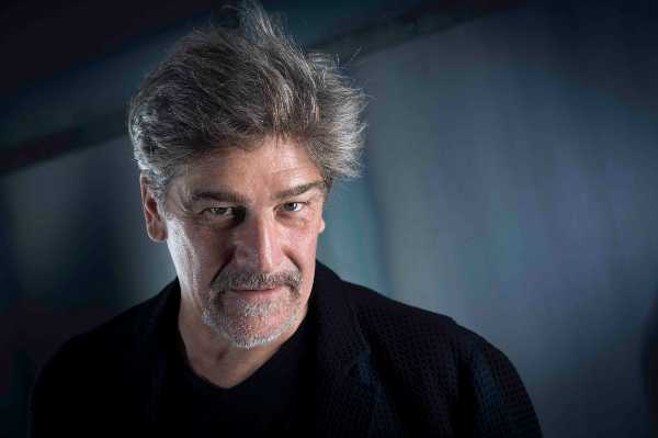Fabio Sartor in scena con "La fatica di essere uno spettatore"