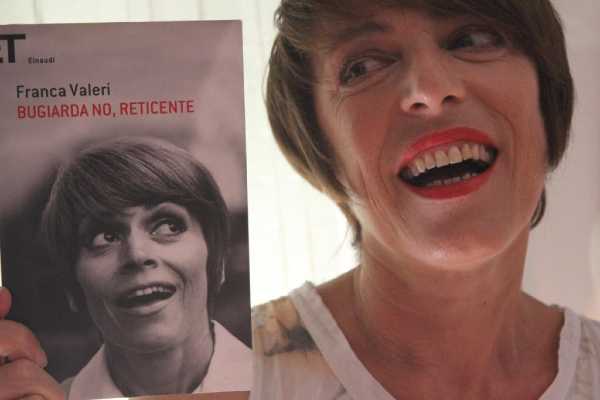 "FRANCA, COME TE SOLO LA VALERI" - Lucia Schierano porta sul palco del Goldoni le più celebri macchiette dell’impareggiabile Franca Valeri