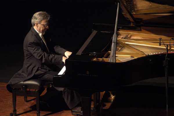 Sulle note vellutate del piano suonato dal pianista e compositore di fama internazionale Massimiliano Damerini si apre il sipario domani sera sul ciclo di concerti “Musica nel Chiostro” a Carinola, incluso nella rassegna SUMMER CONCERT- Itinerari musicali in Terra di Lavoro Venerdì 14 agosto al Convento di S. Francesco di Casanova di Carinola (CE) alle ore 20.00 e 21.30, per la sezione Pianofestival – Musica nel Chiostro, è infatti in programma l’esibizione di Massimiliano Damerini al pianoforte. Considerato dalla critica uno dei massimi pianisti italiani e due volte vincitore del Premio Abbiati, Damerini eseguirà (ore 20) musiche di Ferruccio Busoni (1866-1924) e di Ludwig van Beethoven(1770-1827) e (ore 21.30) brani di Helmut Lachenmann (1935) e di Franz Schubert (1797-1828). Massimiliano Damerini (Genova, 1951) ha studiato con Alfredo They e Martha Del Vecchio, diplomandosi in pianoforte e composizione. La critica internazionale lo ha definito uno dei tre massimi pianisti italiani con Benedetti Michelangeli e Pollini; quella italiana lo ha insignito per ben due volte del Premio Abbiati: nel 1992 quale Concertista dell’anno, e nel 2006 per l’esecuzione di Ausklang di Helmut Lachenmann alla Rai di Torino. Dedicatario di brani di importanti compositori contemporanei tra cui Ambrosini, Asturias, Carluccio, Di Bari, Donatoni, Fellegara, Ferneyhough, Gaslini, Gentilucci, Landini, Oppo, Porena, Sciarrino, Skrzypczak, Sotelo, Tanaka, Vacchi, ha inciso per EMI, Etcetera, Arts, Koch, Ricordi - BMG, Accord, Naxos, Col Legno, Dynamic, Musikstrasse e Warner. Ha suonato nei più importanti teatri del mondo - Milano, Venezia, Vienna, Londra, Monaco, Lipsia, Parigi, Ginevra, Zurigo, Madrid, Buenos Aires, Guatemala e Giappone -, esibendosi in recital o con prestigiose orchestre - London Philharmonic, BBC Symphony, Bayerischer Rundfunk, Deutsche - Symphonie di Berlino, ORF di Vienna, Accademia di S. Cecilia, RAI, Orquesta Nacional Espanola, Orquesta Sinfonica Portoguesa, Filarmonica de Buenos Aires, Sinfonica di Budapest, Radio Olandese, WDR di Colonia, NDR di Amburgo, SWF di Baden-Baden, ORF di Vienna, Orchestre Philarmonique Suisse, Orchestra de la Comunidad de Madrid, Filarmonica del Bogotà, Filarmonica di Malaga, Filarmonica di Nizza -. È spesso invitato in giuria in importanti concorsi pianistici internazionali e tiene masterclass e corsi di perfezionamento in tutta Europa. Il convento di San Francesco, risalente al XIII secolo, è un vero e proprio tesoro nascosto tra le campagne della frazione Casanova del comune di Carinola, in provincia di Caserta. Secondo diverse fonti fu il santo stesso ad iniziare l’edificazione del Convento. Ancora oggi vi si trova ben conservata la grotta scavata nella roccia che fu giaciglio del Santo. Interamente costruito in muratura di tufo grigio, il Complesso si compone della Chiesa a due navate e del Convento arricchito dal pregevole chiostro. Quest’ultimo ha una struttura quadrangolare con volte a crociera a sesto acuto che si aprono sulla corte centrale - che ricorda quello del Monastero di S. Chiara di Napoli - e con affreschi sulle pareti laterali ispirati alla vita di S. Francesco. Notevoli anche gli affreschi del refettorio attribuibili alla scuola giottesca L’ingresso ai concerti è libero con prenotazione obbligatoria. Ci si può prenotare tramite il sito www.autunnomusicale.com, sezione Prenota Online, oppure inviando una e-mail a info@autunnomusicale.com, in tal caso si riceverà una e-mail di risposta contenente il link per effettuare la prenotazione. La rassegna, organizzata dall’associazione Anna Jervolino e dall’Orchestra da Camera di Caserta con la direzione artistica del Maestro Antonino Cascio, è realizzata con il contributo del MIBACT – Direzione Generale Spettacolo e della Regione Campaniae si avvale della collaborazione della Direzione Regionale Musei Campania, del Museo archeologico e dell’Associazione Sidicina Amici del Museo di Teano, dei Comuni di Caiazzo, Pietramelara, Teano e Carinola, del Club Unesco di Caserta, dell’Associazione Monte Carmignano per l’Europa. INFO Segreteria organizzativa 0823 361801 – 339 170 2906 www.autunnomusicale.com info@autunnomusicale.com Facebook - Autunno Musicale