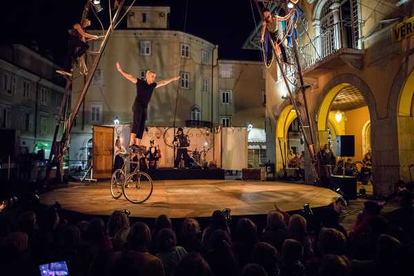 Muja Buskers Festival, spettacoli gratuiti di acrobati e circensi a Muggia