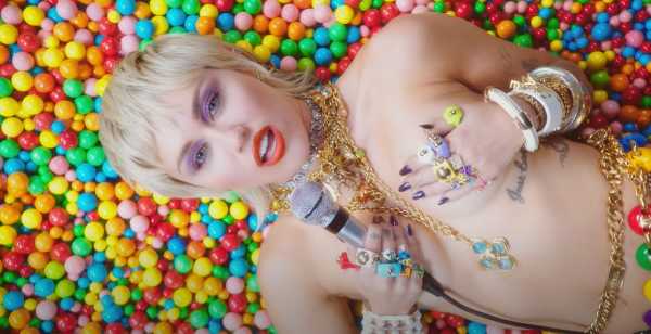 MILEY CYRUS arriva agli MTV VMAS 2020 con MIDNIGHT SKY, il suo nuovissimo singolo. Anche Lady Gaga live Con Chromatica, The Weeknd, Bts, Doja Cat, J Balvin, Roddy Ricch, Maluma e Cnco