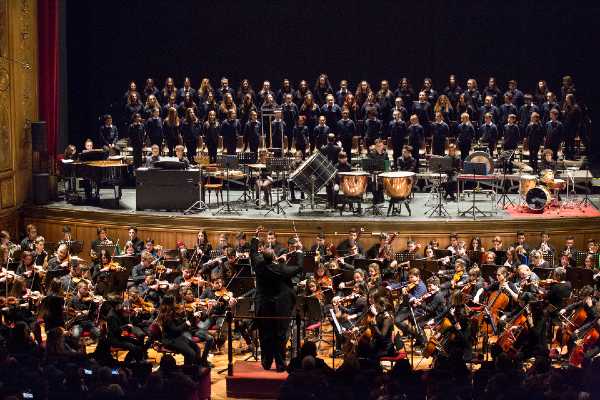 ll concerto della Massimo Kids Orchestra con il Coro di voci bianche, il Coro Arcobaleno e la Cantoria al Teatro di Verdura