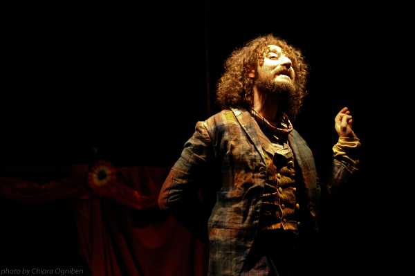 "GROPPI D’AMORE NELLA SCURAGLIA" di Tiziano Scarpa in scena con Silvio Barbiero