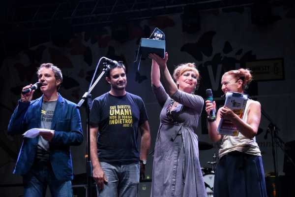 H.E.R. vince il premio Amnesty International Emergenti con il brano "Il mondo non cambia mai", contro le discriminazioni