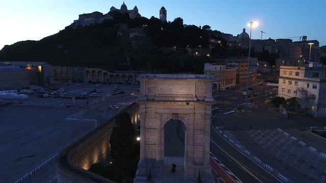 La performance dell'artista Giovanni Gaggia sulla strage di Ustica al Festival del Giallo VENTIMILARIGHESOTTOIMARI inGIALLO
