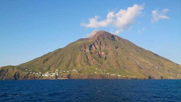 Stromboli, Vulcano, Linosa, Ventotene, Pantelleria: molte fra le più belle isole italiane sono figlie di giganteschi vulcani che hanno costruito nuovi mondi con esplosioni di fuoco, colate di lava, nubi di cenere incandescente, piogge di lapilli. Lo racconta il documentario “Vulcani nati dal mare”, in onda lunedì 14 settembre alle 13.45 su Rai5, per la serie “Wild Italy”. Alla loro nascita queste isole erano mondi minerali dove non c'era spazio per la vita, montagne arse dal sole, di rocce e sabbie nere, brune e rosse che si levavano da fondali marini profondi e bui. Poi piante e animali coraggiosi hanno colonizzato la lava fertile, ormai fredda, e poco dopo sono arrivati gli uomini che ancora oggi lottano contro il vento, la salsedine, la siccità per trasformare la distesa di lava in un giardino.