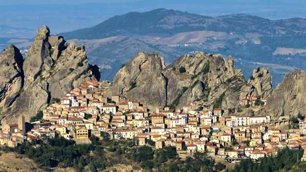 Oggi in TV: Il "Linea Verde Tour" di Rai1 nelle terre lucane - Con Federico Quaranta, Giulia Capocchi e Peppone