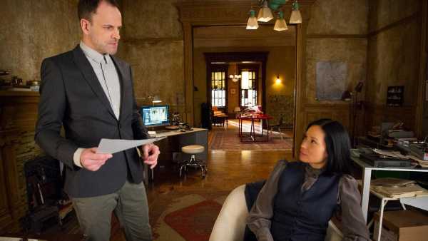 Stasera in TV: La sesta stagione di Elementary arriva su Rai4 - Sherlock e Watson tornano a indagare sul canale 21 del digitale terrestre