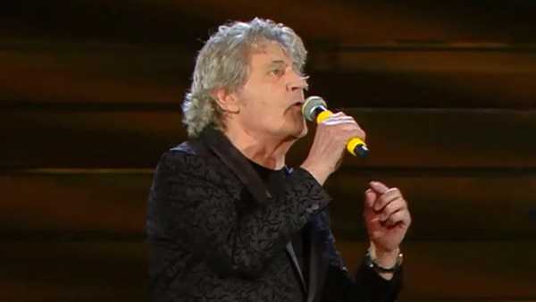 Il popolare cantante lombardo Fausto Leali ripercorre circa 60 anni di carriera nell’undicesima puntata di Felicità in onda domenica 13 settembre alle 9.30 su Rai2. Una vita professionale iniziata come garzone in una salumeria bresciana e culminata al top della musica italiana con la vittoria di Sanremo 89 insieme ad Anna Oxa e la soddisfazione di esibirsi col suo mito Ray Charles alla Bussola Domani di Viareggio nel programma di Gianni Minà ‘’Alta Classe’’. L’infanzia con la mamma fan, il bellissimo rapporto con Albano, Toto Cutugno e il suo mito Mina, l’amore per sua moglie e manager Germana Schena, la riconoscenza per tante persone che l’anno aiutato, il rammarico per non aver esteso il suo successo e tanti altri sentimenti nella confessione a Pascal Vicedomini raccolta nella piazza più bella di Roma.