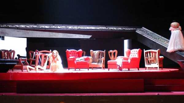Oggi in Tv: La prima "Traviata" firmata da Giuseppe Bertolucci su Rai5 (canale 23) - Sul palco del Regio di Parma protagonisti Darina Takova e Giuseppe Sabatini