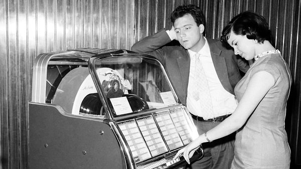 Stasera in Tv: Su Rai Premium (canale 25) ogni venerdì in seconda serata "Il tuo anno" - Una collana di documentari sui fatti più significativi della storia dal 1946 al 1959