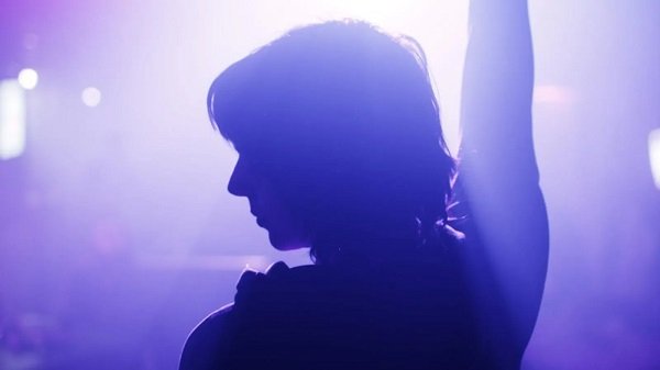Stasera in Tv: Su Rai4 (canale 21) "Blue Kids, in prima visione assoluta e a seguire "Brutti e cattivi" - Per il ciclo "Italian Crime Stories"
