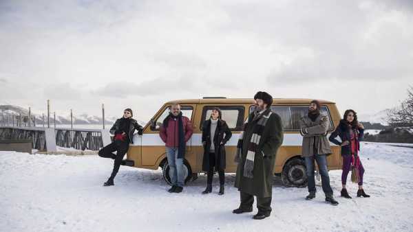 Stasera in TV: La commedia sgangherata di "Hotel Gagarin" su Rai Movie (canale 24) - Con Claudio Amendola, Luca Argentero, Giuseppe Battiston e Barbora Bobulova