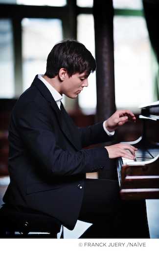 Mozart e Janàček, Austria e mondo slavo in un bacio suggellato dal pianista austro-rumeno Aaron Pilsan
