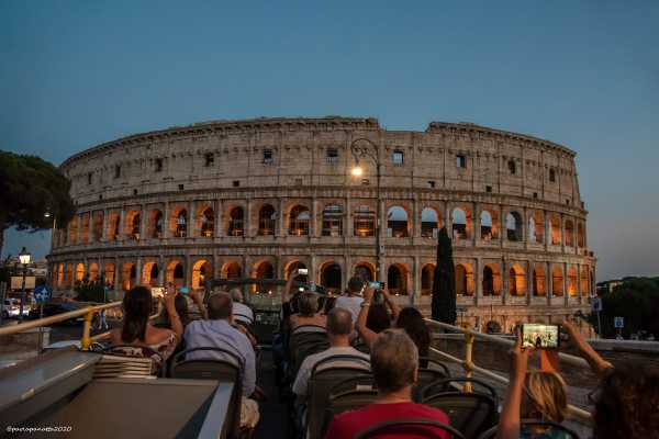 MONO ROAD e BUS T: Quando lo spettacolo viaggia in bus e monopattino.