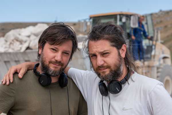 I fratelli GIANLUCA E MASSIMILIANO DE SERIO All'arena Apulia Film House di Bari per il dodicesimo appuntamento della 9^ edizione della rassegna “REGISTI FUORI DAGLI SCHE[R]MI”