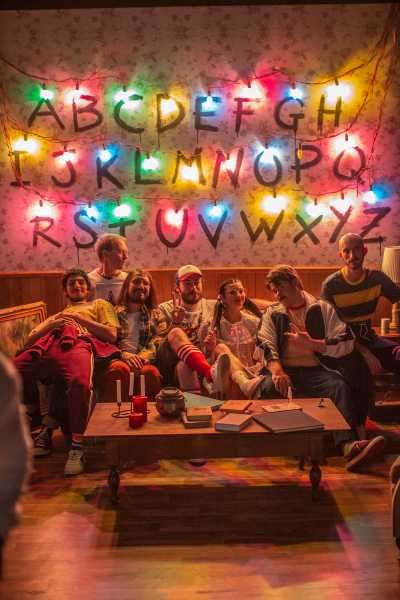PINGUINI TATTICI NUCLEARI: ecco il video di La Storia Infinita, omaggio a Stranger Things