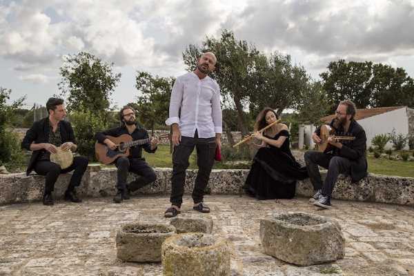 Raiz & Radicanto chiudono la Rassegna IZimbra Music Fest dedicata alla contaminazione e condivisione di tradizioni popolari e culture del sud del Mediterraneo